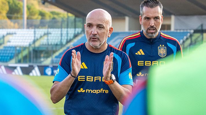 El seleccionador espa�ola sub-21 David Gordo durante un entrenamiento.