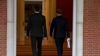 Ventajas y descentajas del adelanto electoral para PSOE y PP