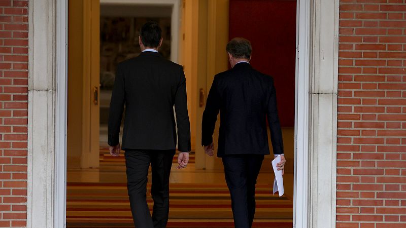 Ventajas y descentajas del adelanto electoral para PSOE y PP