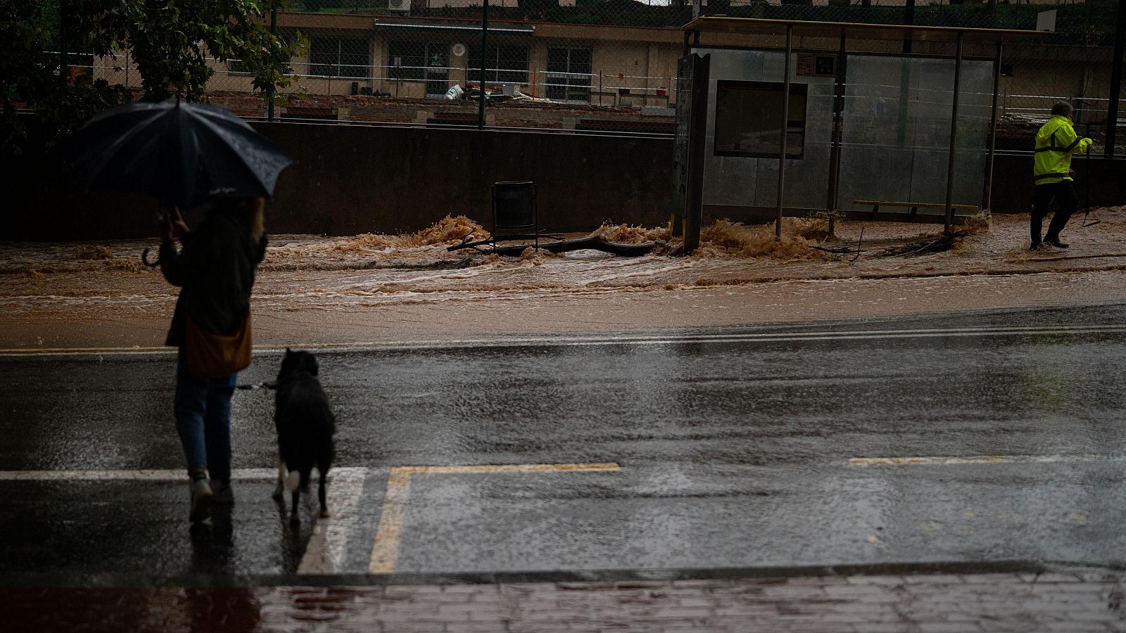 Una calle inundada en el barrio de Nou Barris, Barcelona