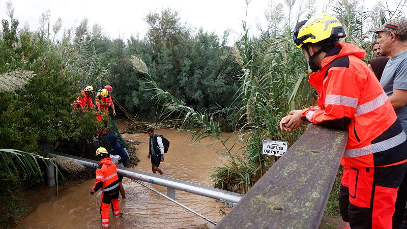 Las lluvias afectan a carreteras y trenes en Cataluña mientras sigue la búsqueda de dos desaparecidos
