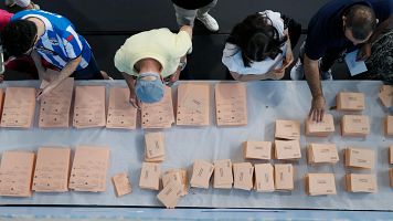 Imagen de archivo de votantes escogiendo sus papeletas para las elecciones generales de 2023.