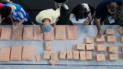 Imagen de archivo de votantes escogiendo sus papeletas para las elecciones generales de 2023.