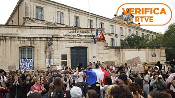Protesta de estudiantes de secundaria frente a un instituto en Montpellier, Francia con sello VerificaRTVE