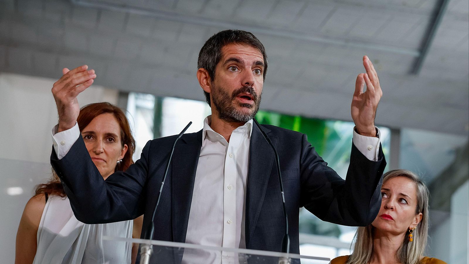 Verónica Barbero (d), Mónica García (i) y Ernest Urtasun (c), representantes de los partidos que integran el espacio conformado por Movimiento Sumar, durante la presentación de 'Frente Amplio', en Madrid
