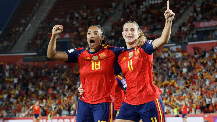 Alexia Putellas y Salma Paralluelo, ante Inglaterra