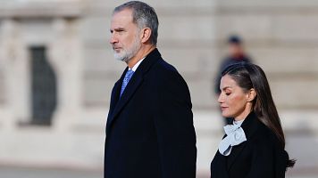 Los reyes durante la recepci�n con honores militares al sult�n de Om�n, Haitham bin Tariq Al Said, en el Palacio Real