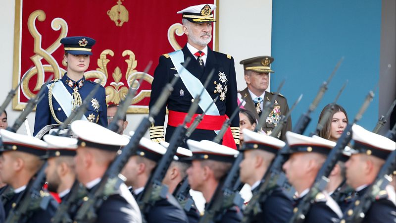 El rey Felipe y la princesa Leonor durante el desfile de las Fuerzas Armadas con motivo de la Fiesta Nacional en Madrid