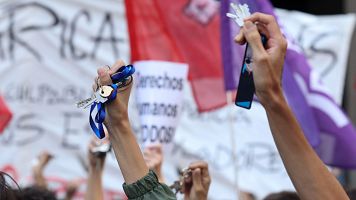 Manifestaci�n en las inmediaciones del Congreso el pasado 2 de octubre, durante la votaci�n de los dos decretos de vivienda