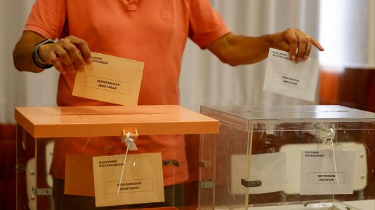 Una persona, ante una urna en las pasadas elecciones generales de 2023.