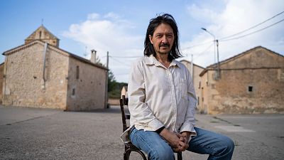 La vida luminosa de la gente aburrida en 'Contenta', la nueva novela de Santiago Lorenzo