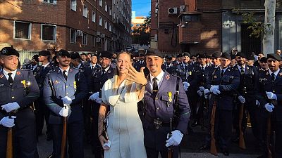 Un soldado pide matrimonio a su pareja antes de comenzar el desfile del 12 de octubre