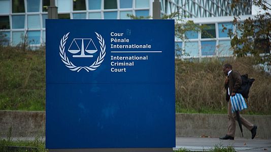 Un hombre pasa junto al cartel de la Corte Penal Internacional en La Haya, Pa�ses Bajos