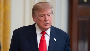 Trump anuncia un acuerdo con Putin para que Rusia suministre 300 toneladas de c