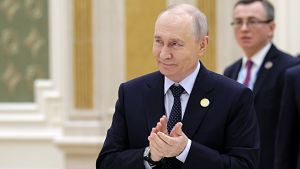 El presidente de Rusia, Vlad�mir Putin, asiste a una sesi�n de la Cumbre Medioambiental del Caspio en la zona tur�stica nacional de Avaza, en las afueras de Turkmenbashi, Turkmenist�n.