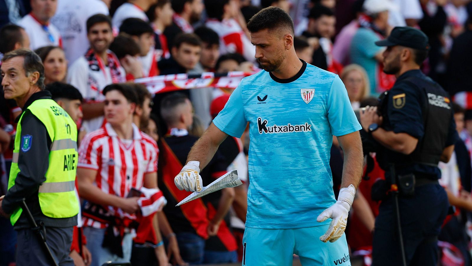 Unai Simón con un avión de papel tirado en Vallecas
