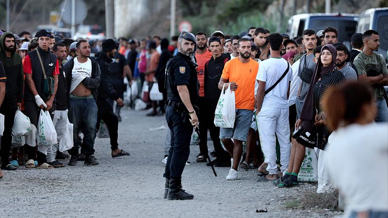 Desalojada la explanada de El Guano, el último gran asentamiento de migrantes en Ceuta