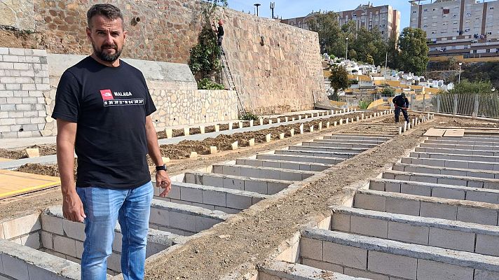 Said Mohamed ante las tumbas recientes en Sidi Embarek