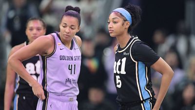 Kiah Stokes y Angel Reese antes de un GS Valkyries - Atlanta Dream de esta temporada en la WNBA