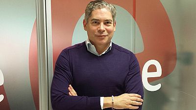 Las mañanas de RNE - Boris Izaguirre: "Mis padres hicieron una familia donde la diferencia era totalmente expuesta y alimentada quería recuperarlo en la novela" - Escuchar ahora