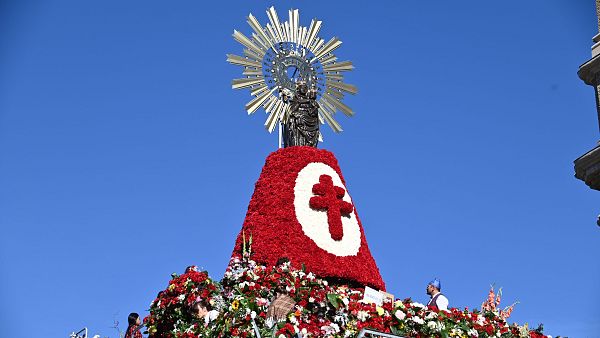 Parte superior de la ofrenda floral en honor a la Virgen del Pilar.