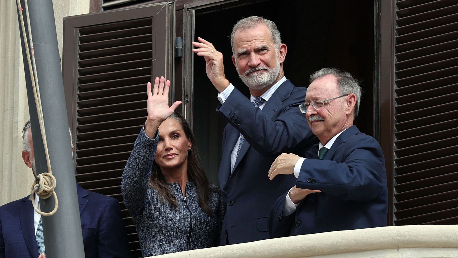 Felipe VI y doña Letizia, junto al presidente de Ceuta, Juan Jesús Vivas, saludan desde el balcón del Palacio de la Asamblea.