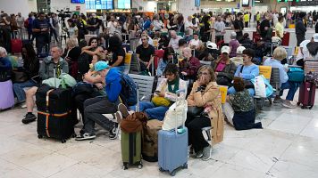 Aglomeraciones en la estaci�n de Sants de Barcelona por los retrasos en la alta velocidad por el incendio de un tren