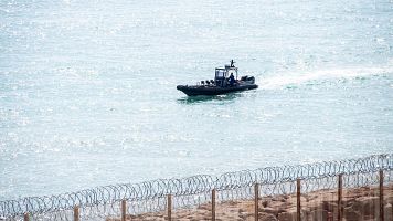 Guardias marroqu�es patrullan cerca de la frontera con Ceuta.