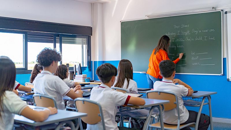 El sueldo base de los profesores en España ronda los 31.200 euros anuales: está en la media de Europa pero apenas crece