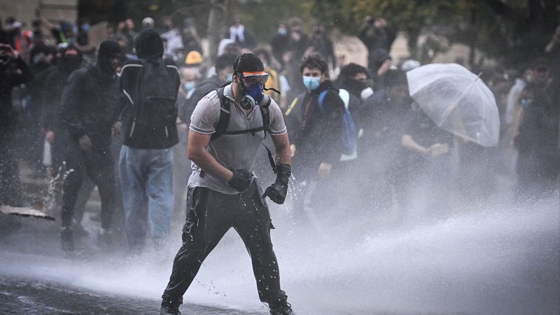 Decenas de miles de estudiantes vuelven a protestar en Francia en una jornada con disturbios en París y Nantes