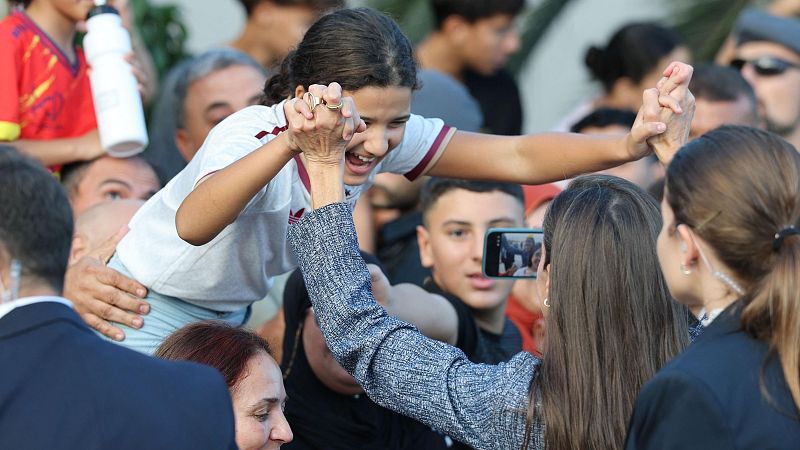 La histórica visita de los reyes a Ceuta, en imágenes: del baño de masas al homenaje a los migrantes ahogados en el mar