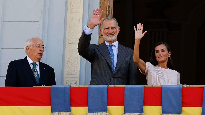 Los reyes se vuelcan también con Melilla tras su visita a Ceuta y son recibidos entre vítores de "viva España" y "soy español"