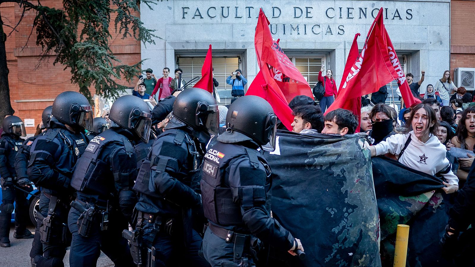Protesta frente a la Facultad de Ciencias de la Información de la UCM