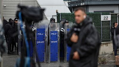 Polic�as en el edificio de Halk TV en Estambul