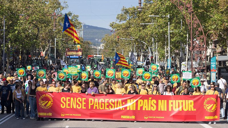 Manifestaci� d'agricultors al centre de Barcelona per reclamar ajuts i denunciar l'augment de costos
