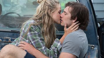 Gabriella Wilde y Alex Pettyfer en 'M�s all� del amor'