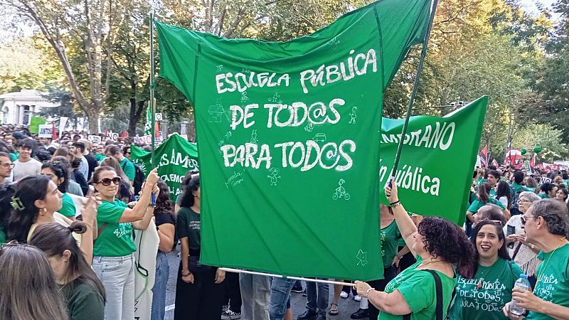Miles de profesores y estudiantes se lanzan a la calle en Madrid para exigir más recursos para la educación pública