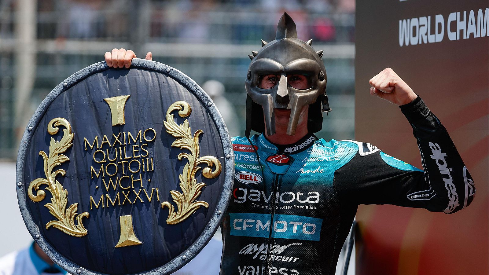 Máximo Quiles celebra el Mundial de Moto3 con un escudo y un casco de gladiador romano