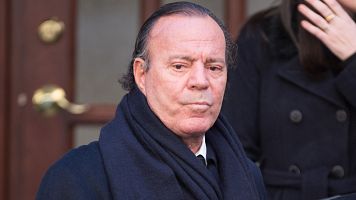 Julio Iglesias se defiende y publica mensajes cari�osos de Whatsapp de sus empleadas