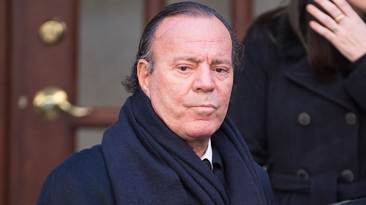 Julio Iglesias se defiende y publica mensajes cari�osos de Whatsapp de sus empleadas