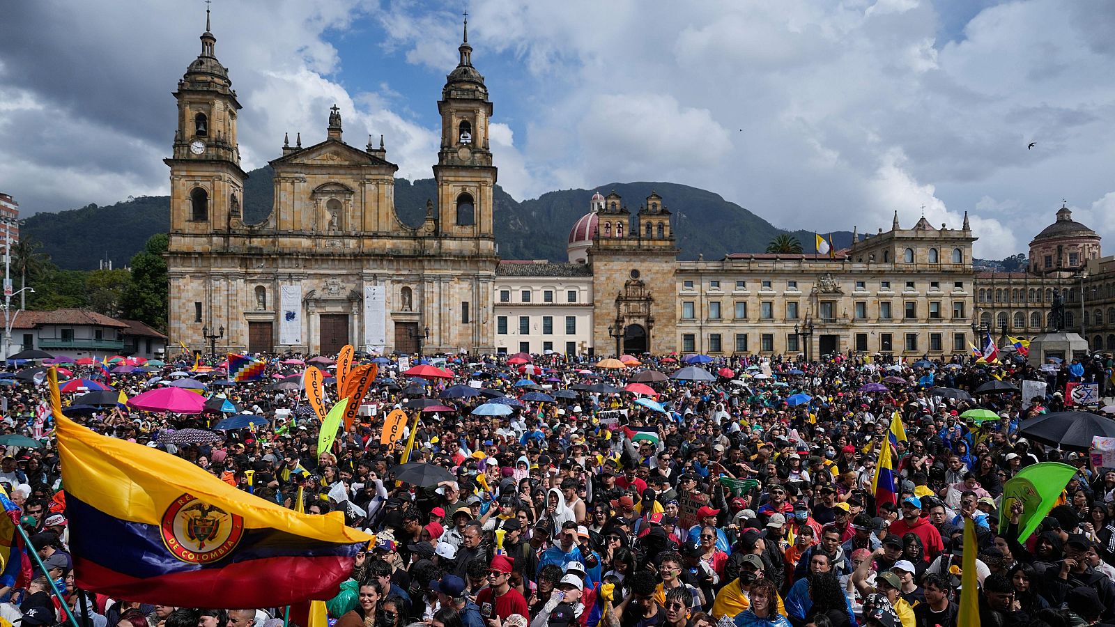 Manifestantes protestan contra el gobierno del presidente colombiano Abelardo de la Espriella durante una marcha convocada por sindicatos y grupos de oposición en Bogotá