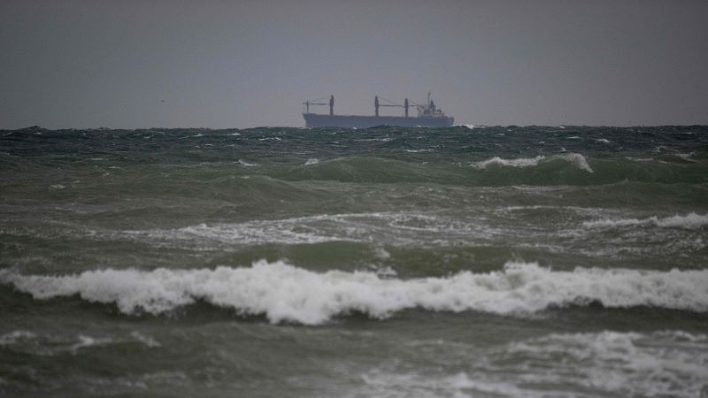 Siete marineros desaparecidos tras incendiarse un buque frente a Rumanía en el mar Negro