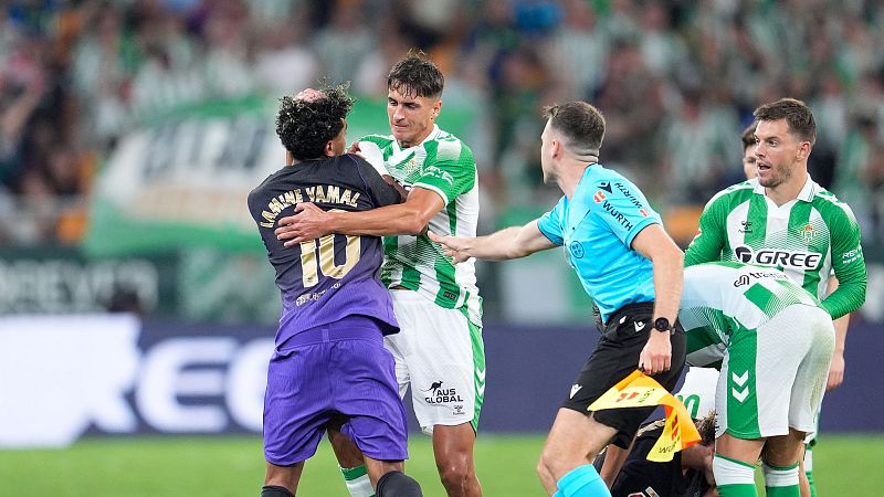 El Barça mantiene su voracidad goleadora ante el Betis (2-5) en un partido marcado por la polémica arbitral