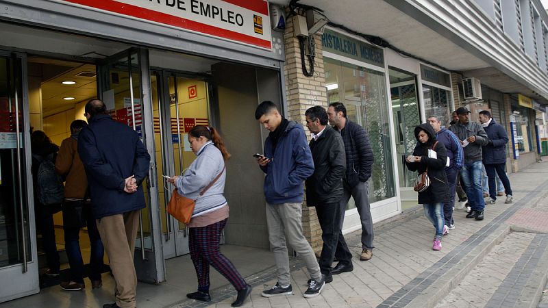 Abril terminó con 86.683 parados menos, con lo que el total se situó en el mínimo desde 2009