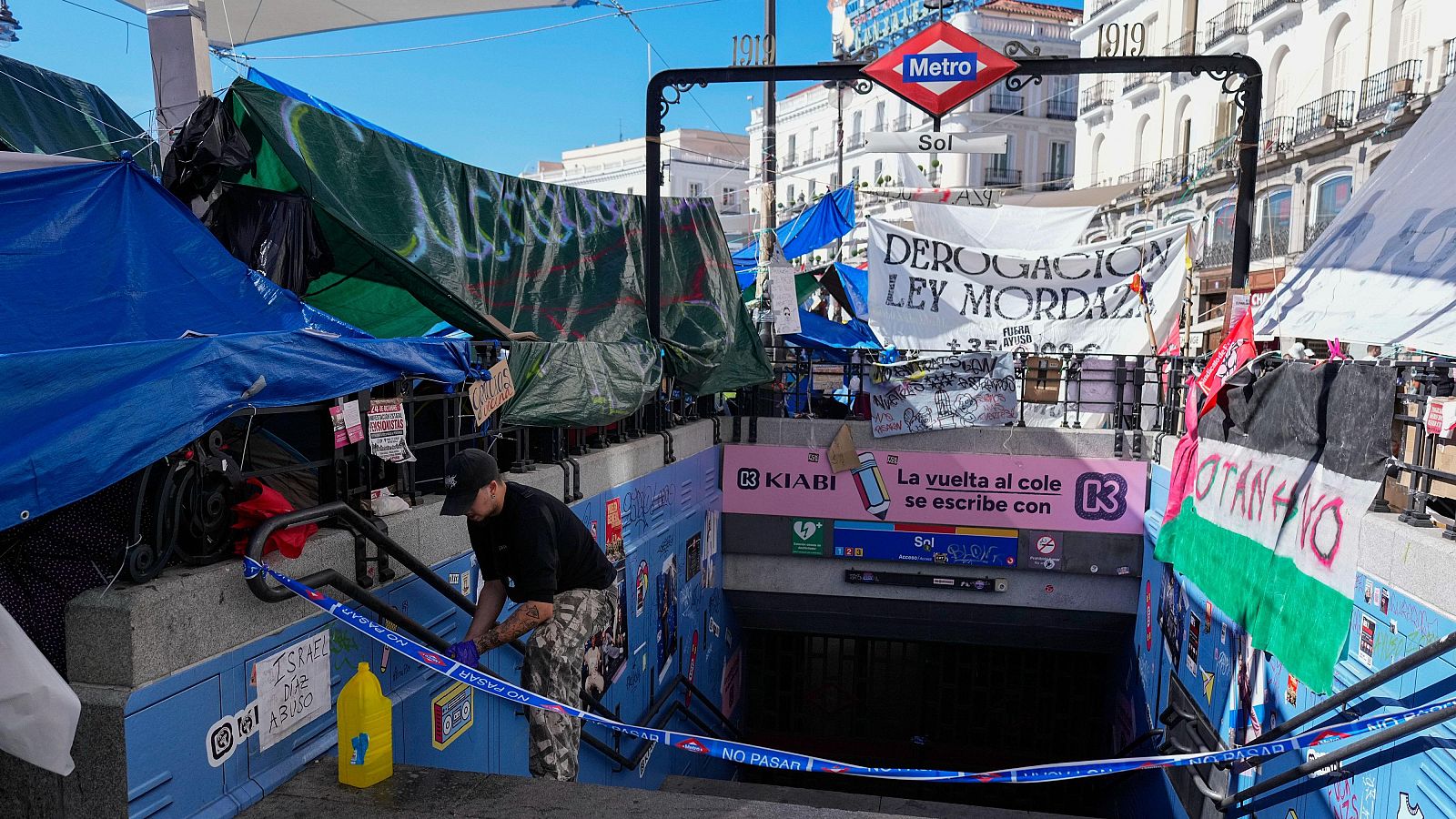 Cerrada la estación de metro de Sol por limpieza