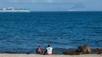 Migrantes en la playa del Trampol�n, en Ceuta.