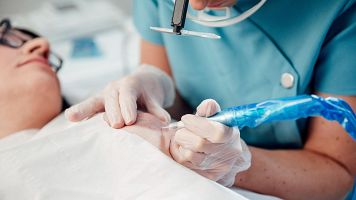 Un m�dico tat�a la areola y el pez�n a una paciente tras una mastectom�a