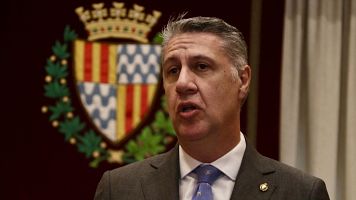 L'alcalde de Badalona, Xavier Garcia Albiol, amb l'escut de la ciutat