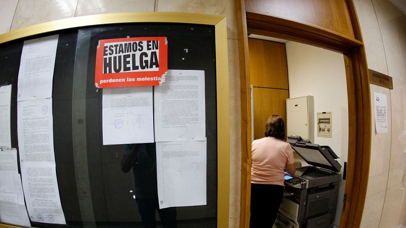 Los sindicatos piden un salario mínimo para los funcionarios de 1.200 euros brutos mensuales