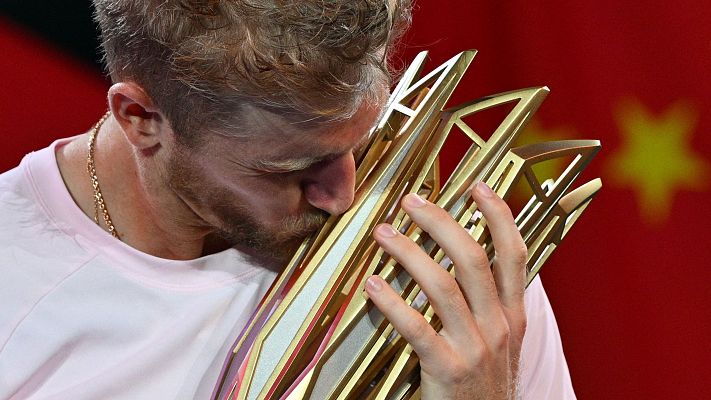 Alejandro Davidovich con el trofeo del Masters 1000 de Shangh�i